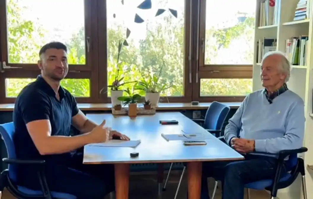 Leo Hackl, Psychologe, Hypnotherapeut und Coach aus Zürich, Standbild aus dem Video-Erfahrungsbericht