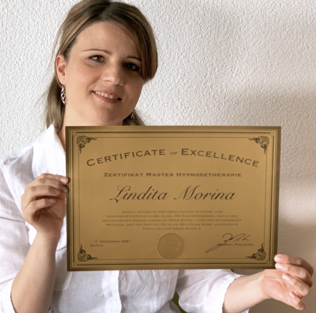 Lindita-Morina-mit-Hypnose-Masterzertifikat