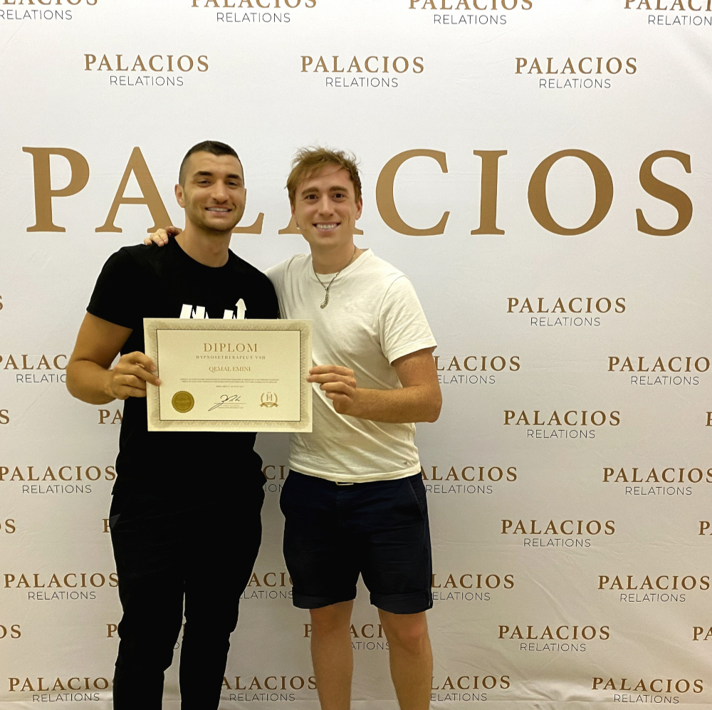 Qemal Emini von Marketing Macht und Gabriel Palacios von palacios-relations bei der Übergabe des Hypnose Diploms