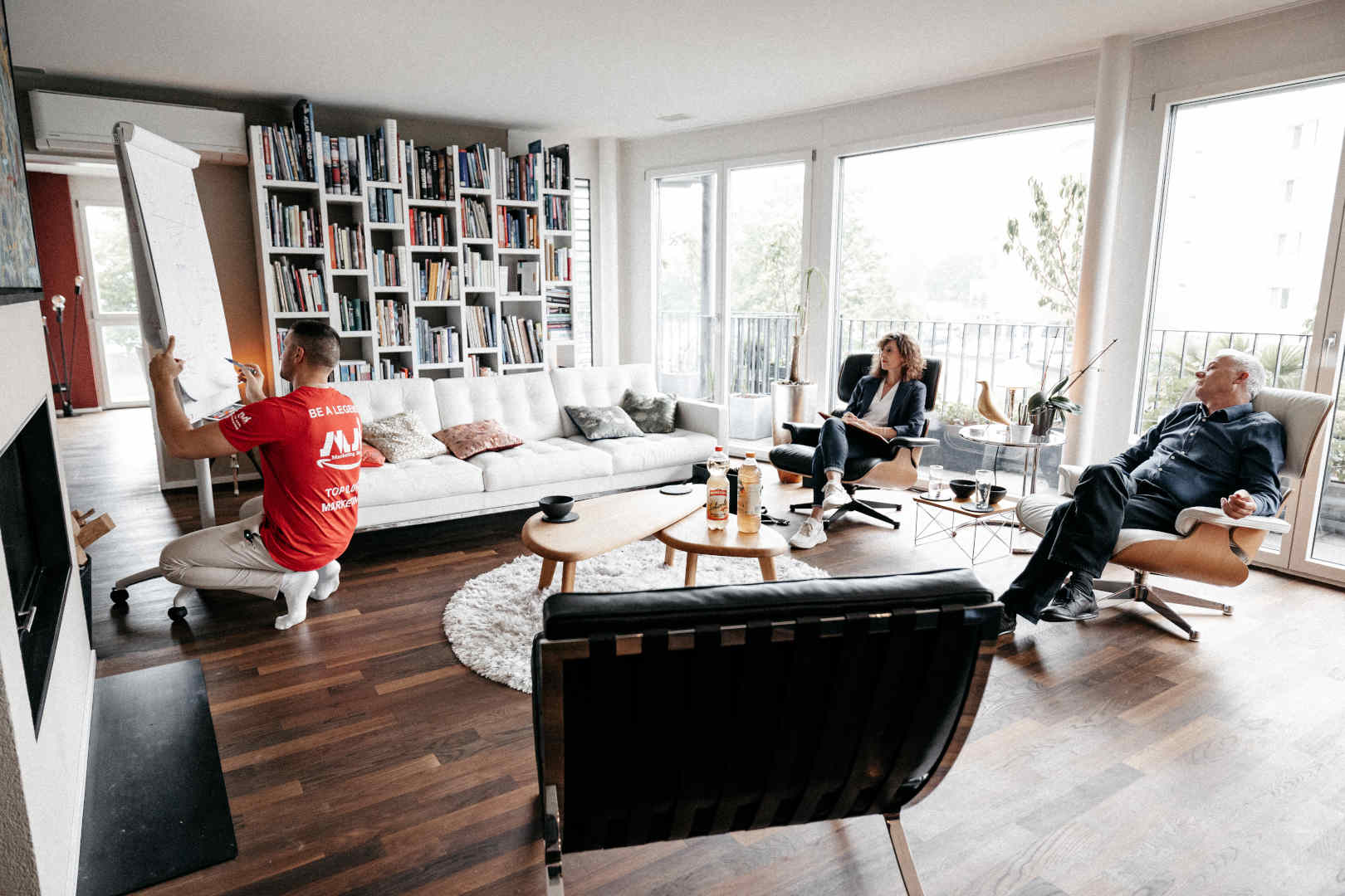 Qemal Emini am Miriam Frey und Andreas Burri von MindTraveller am coachen